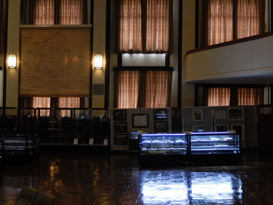 照明で明るいケースが東京裁判関係資料展示ケース。左に掲示された世界地図は東京裁判で使用されたものです。