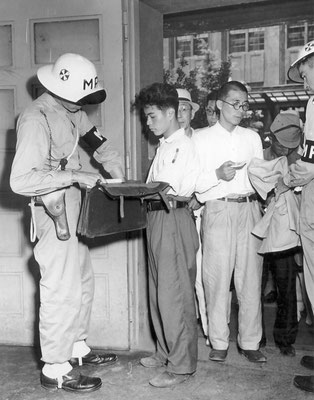 日本人傍聴人、陸軍省ビル入り口にてセキュリティーチェックを受ける。　Courtesy National Archives,photo no.238-FE