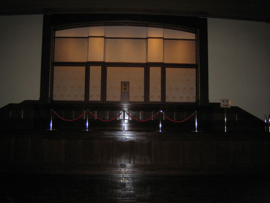 大講堂の正面の演壇。移設復元の時、天皇玉座が復元されました。