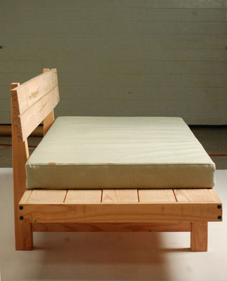 meuble de jardin bois avec matelas et dossier pour exterieur