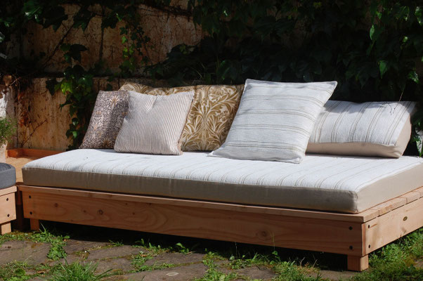 meuble de jardin bois avec matelas et dossier pour exterieur