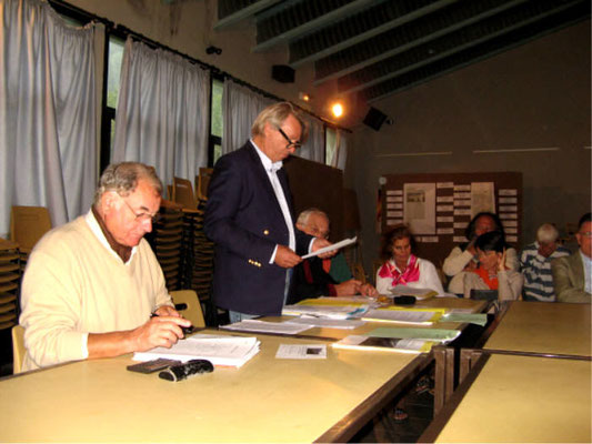 AG Octobre 2009 : Lecture du rapport d'activités par le président Me MASSIANI. (Au permier plan, le trésorier Mr Pierre FUMAT)