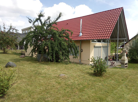 Hausansicht mit Terasse