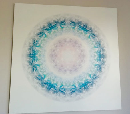 Lebendiger Meisterkristall in Privaträumen, gedruckt auf Alu-Dibond, 112 x 112 cm. © Susanne Barth