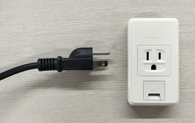 100Vのアース付きコンセントに差し込んで工事は完了です。
