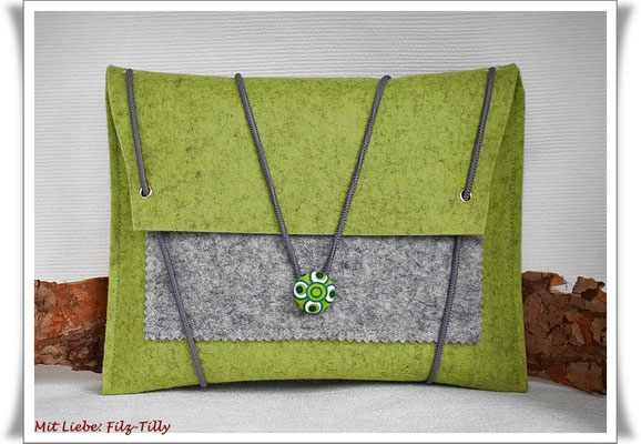 Entdecken Sie meine stylische, handgefertigte Filztasche! Individuell anpassbare Größe und Farbe – perfekt als Tablettasche, Büchertasche und mehr. Bringen Sie Ihren persönlichen Stil zum Ausdruck