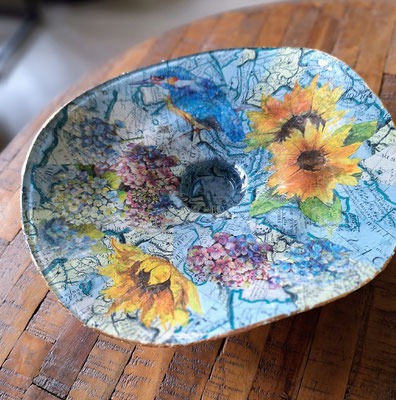 Schaal ijsvogel met zonnebloemen, reverse decoupage €50,-