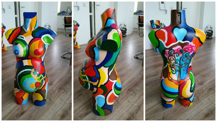 Torso zwangere vrouw, beschilderd met acrylic paint.