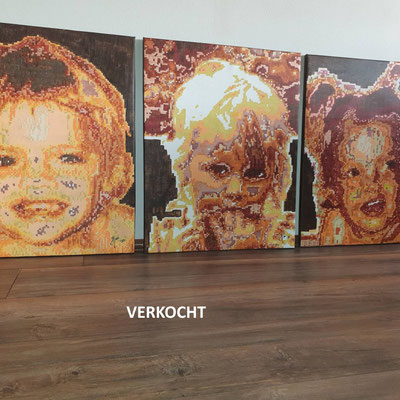 Drieluik moeder en dochters, acryl pixelart 75 x 60 cm. VERKOCHT