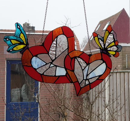 Vlinders op verstrengelde harten,.