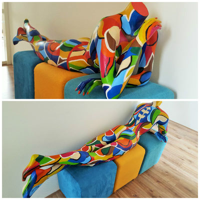Etalagepop "Lady in Red". Lengte ca. 165 cm. Leuk als woon- of bedrijfsdecoratie. Prijs: € 800.
