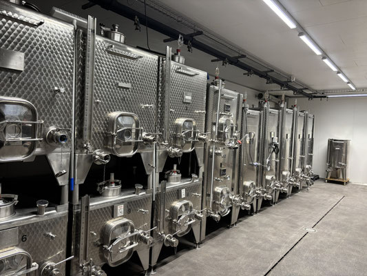 Weinlagerung in Stahltanks 1/3