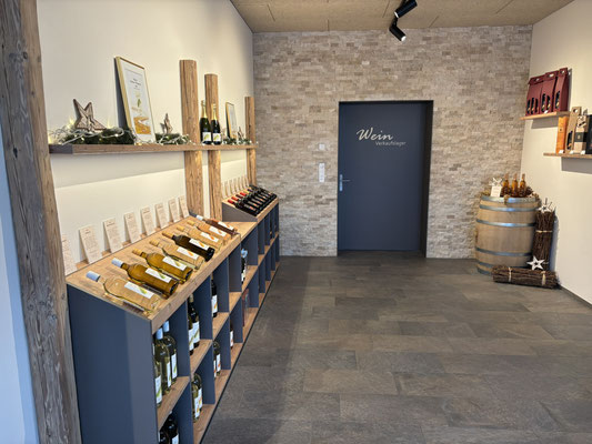 Weinpräsentation mit Zugang zum Verkaufslager im EG