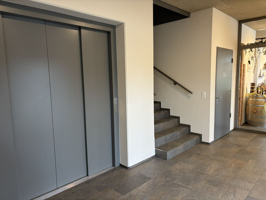 Zugang ins 1. OG über Treppe oder Lift; Toiletten im EG