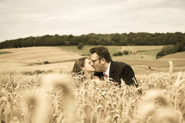 Couple de mariés trash the dress ou day after