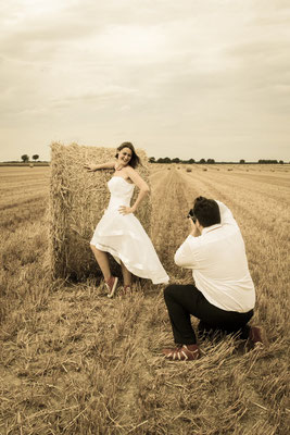 Couple de mariés trash the dress ou day after