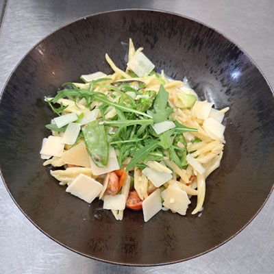 Nudelteller mit grünem Spargel