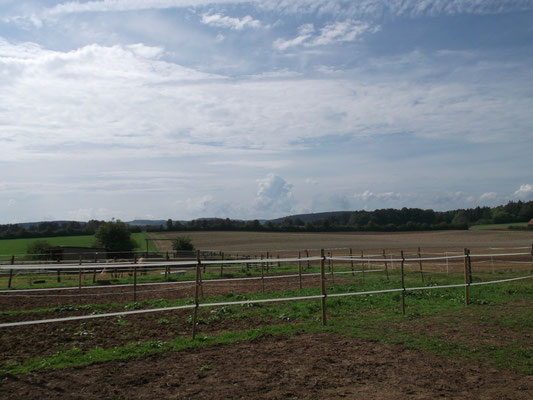 Die weiten Weiden und Felder rund um das Anwesen von Jean Pierre Godest.