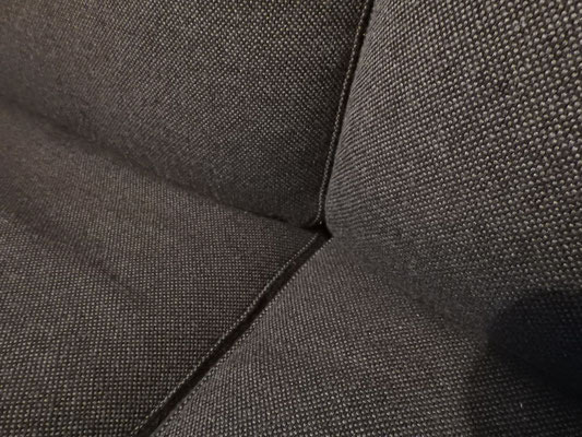 Anthrazitgrauer Bezugstoff auf einem Sofa