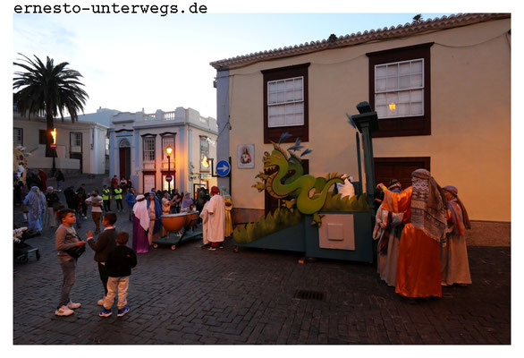 Auf der anderen Seite stehen noch zwei weitere solcher Wagen. Sieht für mich ein bisschen nach Fasching aus.