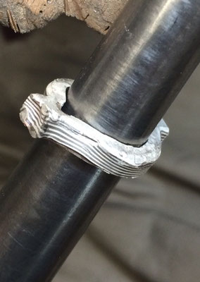 Bei der Verwindung des Materials entsteht die einzigartige Maserung eines Mokume Gane Ringes.