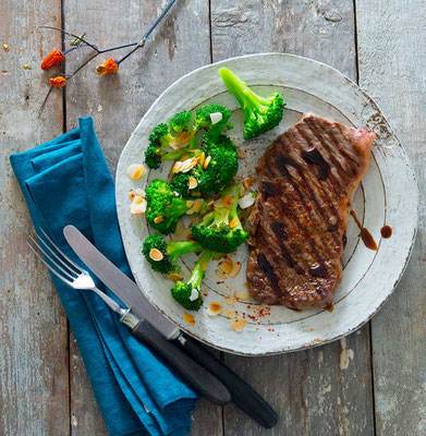 "Rumpsteak mit Mandel-Brokkoli" aus dem Kochbuch "Looking Good Naked" (Mark Maslow) Südwest Verlag, Foodstyling Roland Göbel Berlin  www.foodstylist-to-book.com, Foto ©Udo Einenkel, Foodfotograf www.udoeinenkel.de      