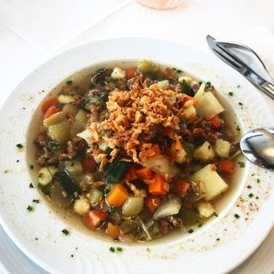 "Kartoffel -Möhrensuppe mit Rindfleisch", Foto und Foodstyling Roland Göbel  Berlin www.foodstylist-to-book.com