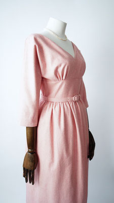 The vintage inspired dress comes with a matching belt and hand-crochet belt loops.