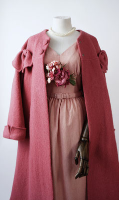 Midcentury, 1950s style inspiration: paired with pearl jewelry, a flower brooch, the floral hat "Rose" & Swing Coat "Blossom 1958" by Prettie Lanes (also available).