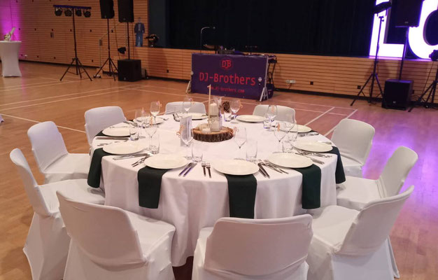 DJ-Brothers Event festlich gedeckter Tisch, im Hintergrung DJ-Pult mit professioneller Sound und Lichttechnik