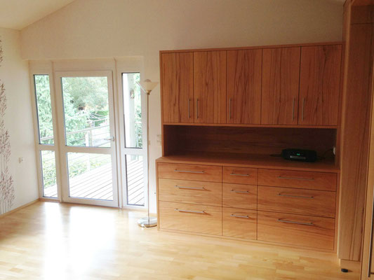 www.der-einbauschrank.de     Schlafzimmereinbauschrank in Massivholz