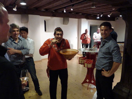 komischer Kellner Fondue Catering