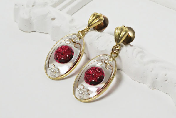 Boucles d'oreilles ovales de style Edouardien, ornées de perles blanc nacré et de fleurs en verre couleurs rubis