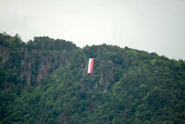 Herz-Jesu 2016: Übergroße Tiroler Flagge am Gandberg