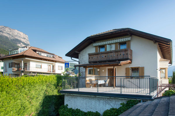 Unsere beliebte Terrasse vom Süden aus gesehen.