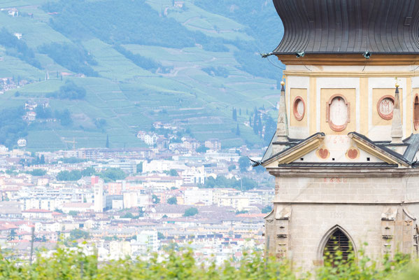 Blick von unserer Terrasse in Richtung Paulser Dom. Im Hintergrund die Landeshauptstadt Bozen.