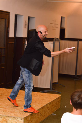 Zauberer Esslingen, Comedy Zauberkünstler mit seiner Zaubershow, Tischzauberer für Hochzeit, Geburtstag, Firmenfeier,  jetzt buchen!