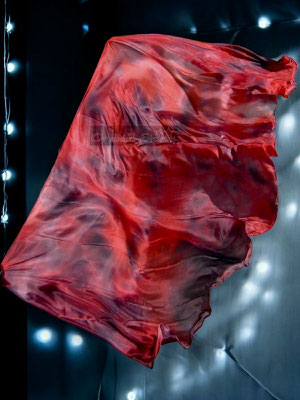 "Lava" Batik aus Rot und Schwarz