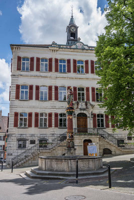 Hotel de Ville mit Jungfrau Brunnen