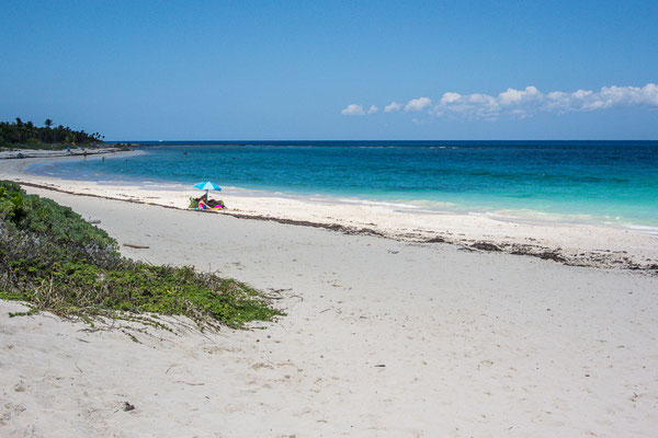 Einer der wenigen unverbauten Strände an der Riviera Maya