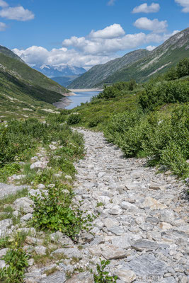 Steiniger Abstieg vom Passo d'Uomo