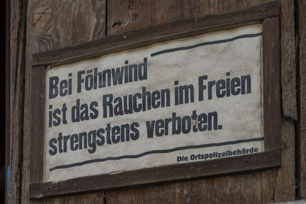 Wegen der Holzehäuser ist Rauchen im Freien bei Wind verboten