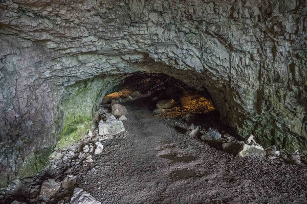 Der Wanderweg führt durch diese Grotte 