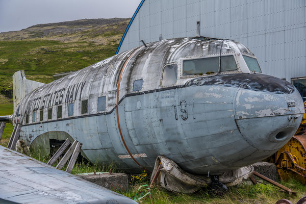 Das alte US Marine Flugzeug wartet auf die Restauration