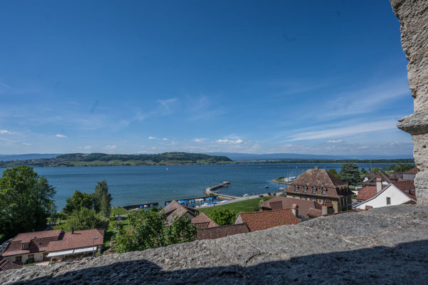 Aussicht über den Murten See in den Jura