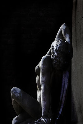 Von Dunkelheit umgeben -  © Helga Jaramillo Arenas - Fotografie und Poesie / Januar 2023