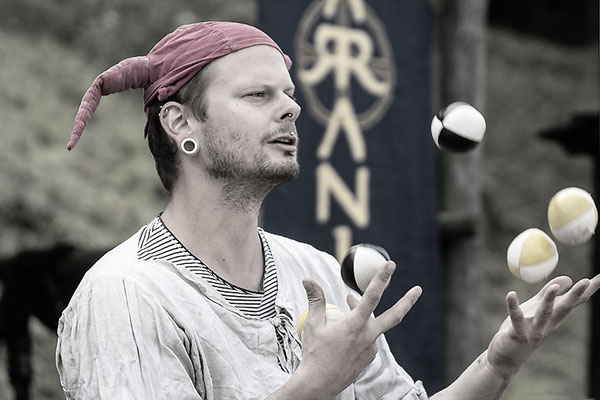 Der Jongleur III./Mittelalterfest auf der Ronneburg 2017 - © Helga Jaramillo Arenas - Fotografie und Poesie / Oktober 2017