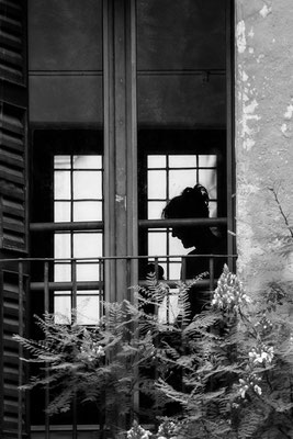 Am Fenster -  © Helga Jaramillo Arenas - Fotografie und Poesie / Januar 2021