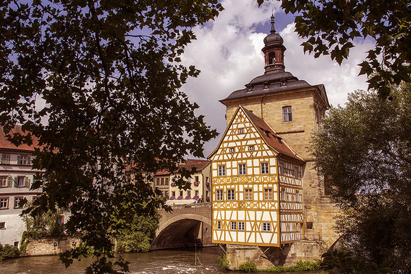 Über tosendem Gewässer / Bamberger Rathaus - © Helga Jaramillo Arenas - Fotografie und Poesie / August 2019