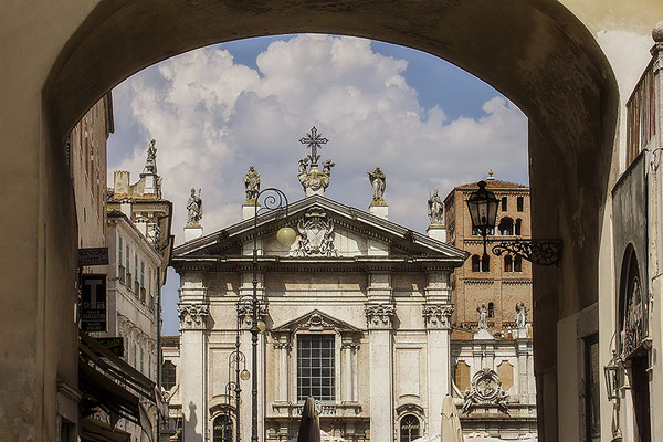 Willkommen / Piazza Sordello - Mantova Italien - © Helga Jaramillo Arenas - Fotografie und Poesie / Juni 2018